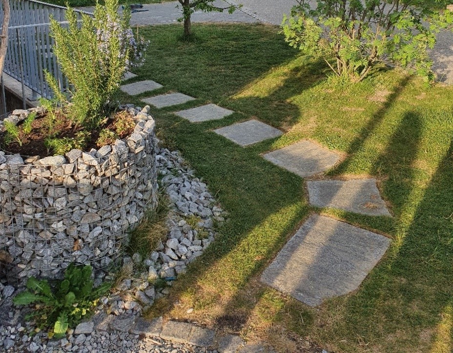 Bild Kontakt: Weg aus Steinplatten mit langen Schatten